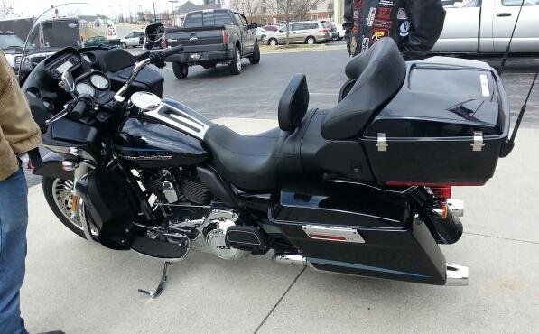 harley at dealer before luggage rack.jpg