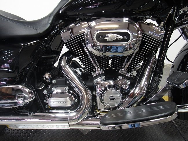 2013-harley-street-glide-flhx-u4873-engine.JPG