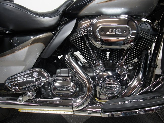 2013-harley-cvo-ultra-classic-electra-glide-screaming-eagle-flhtcuse8-u4829-engine.JPG