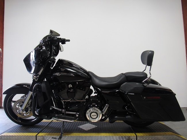 2016-harley-davidson-screaming-eagle-cvo-street-glide-flhxse-u4907-2.JPG