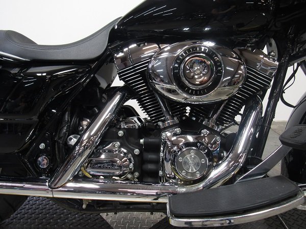 Used-2008-Harley-Electra-Glide-FLHTPi-U4799-for-sale-in-Michigan-engine.JPG