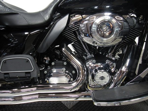 Used-2015-Harley-Road-Glide-Ultra-FLTRU-U4895-for-sale-in-Michigan-engine.JPG