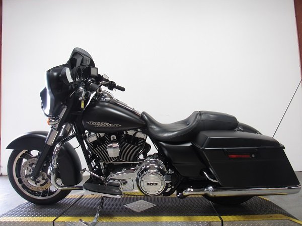 2012-Harley-Street-Glide-FLHX-U4864-for-sale-in-Michigan-2.JPG