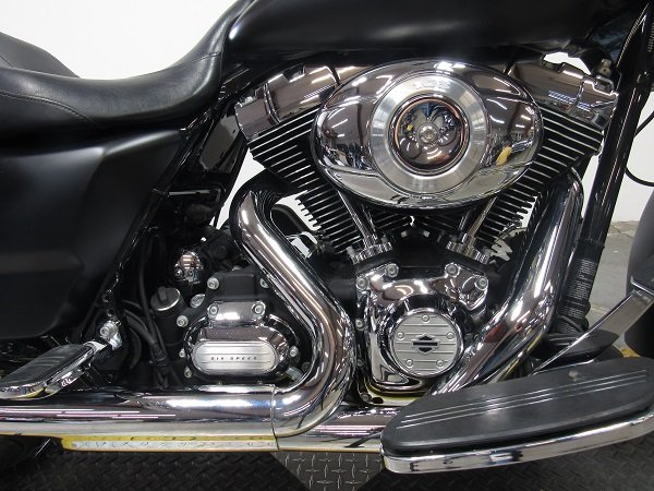 2012-Harley-Street-Glide-FLHX-U4864-for-sale-in-Michigan-engine.JPG