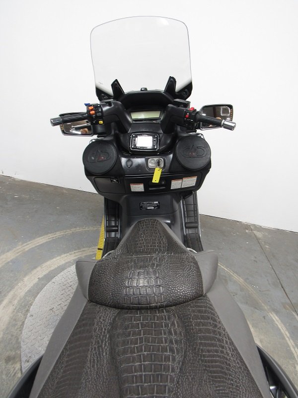 used-2011-suzuki-burgman-650-executive-u4945-for-sale-in-michigan-back.JPG
