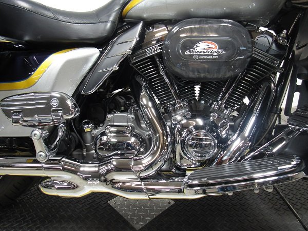 used-2012-harley-screaming-eagle-electra-glide-flhtcuse7-u4937-for-sale-in-michigan-engine.JPG