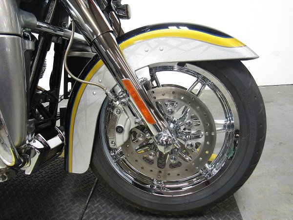 used-2012-harley-screaming-eagle-electra-glide-flhtcuse7-u4937-for-sale-in-michigan-wheel.JPG
