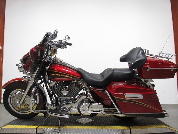 used-2005-harley-screaming-eagle-cvo-electra-glide-flhtcse2-u5001-for-sale-in-michigan-2.JPG