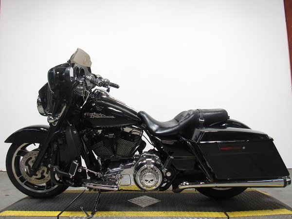 used-2010-harley-street-glide-flhx-u5013-for-sale-in-michigan-2.JPG