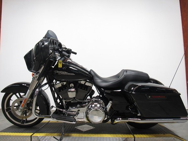 used-2016-harley-street-glide-flhx-u5014-for-sale-in-michigan-2.JPG