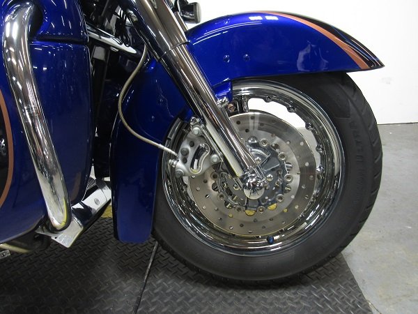 used-2004-harley-screaming-eagle-electra-glide-flhtcse-u4988-for-sale-in-michigan-wheel.JPG