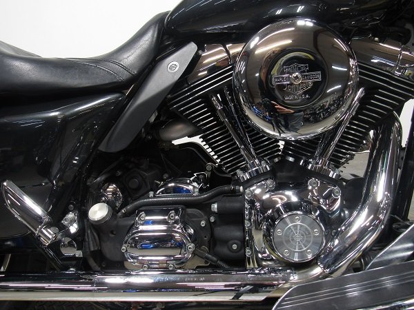 used-2006-harley-street-glide-flhxi-u4968-for-sale-in-michigan-engine.JPG