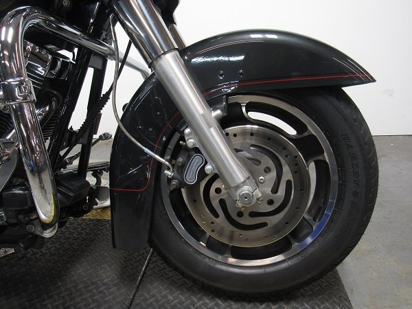 used-2006-harley-street-glide-flhxi-u4968-for-sale-in-michigan-wheel.JPG