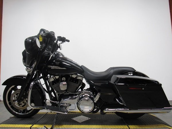 used-2011-harley-street-glide-flhx-u5018-for-sale-in-michigan-2.JPG