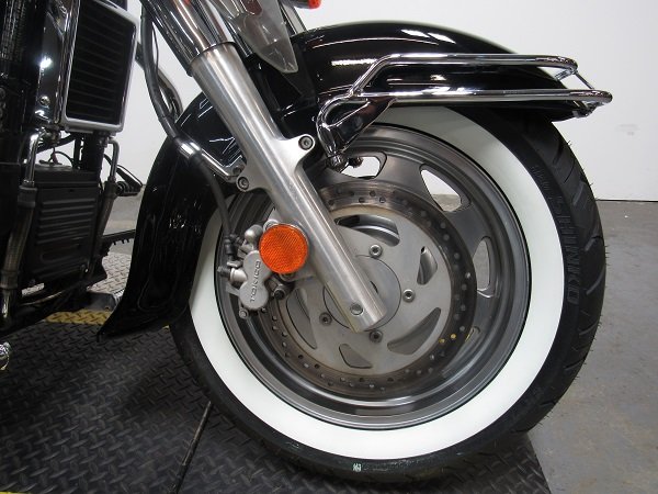 used-2005-suzuki-boulevard-c90t-u4923-for-sale-in-michigan-wheel.JPG