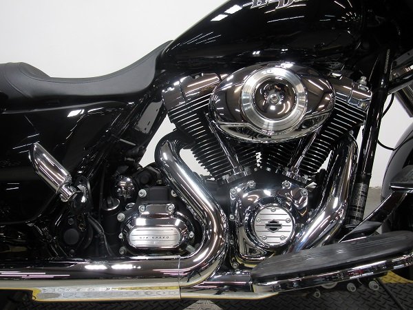 used-2013-harley-street-glide-flhx-u5056-for-sale-in-michigan-engine.JPG