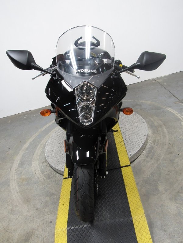 used-2015-hyosung-gt250r-gt-250-u5035-front-2.JPG used-2015-hyosung-gt250r-gt-250-u5035-front-2.JPG