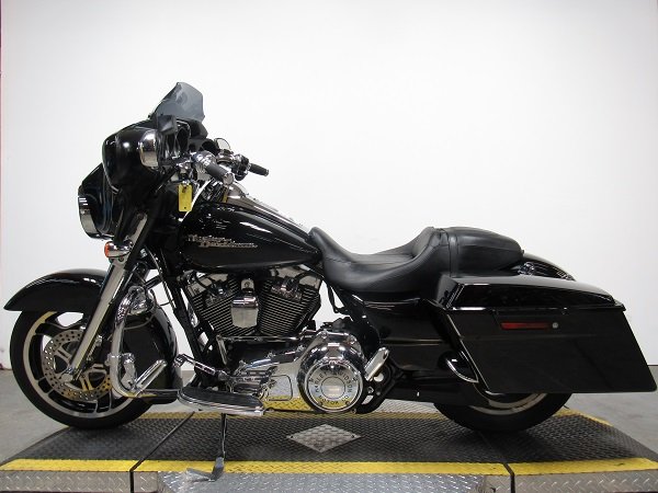 used-2010-harley-street-glide-flhx-u5083-for-sale-in-michigan-3.JPG