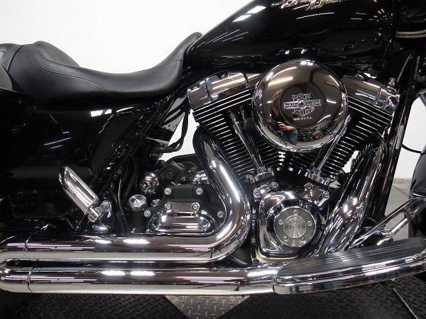 used-2010-harley-street-glide-flhx-u5083-for-sale-in-michigan-engine.JPG