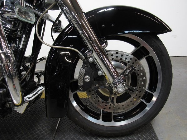 used-2010-harley-street-glide-flhx-u5083-for-sale-in-michigan-wheel.JPG